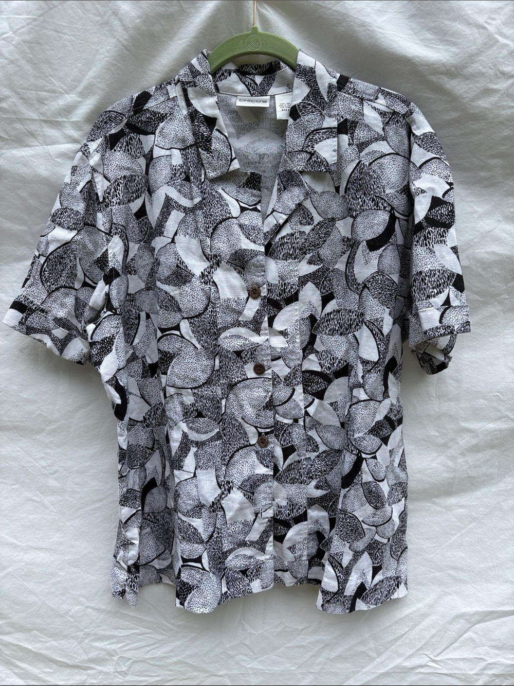 Chico's Black and White Abstract Print Linen Button-Up Short Sleeved Shirt